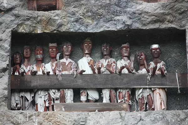 statue tau tau